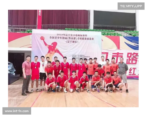 小学生手球锦标赛看台上祖孙携手加油团温馨场面引人注目 小学生手球锦标赛看台上祖孙携手加油团温馨场面引人注目