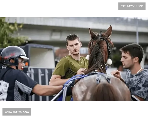 约基奇休赛期化身赛马冠军 纵情草原享受骑马乐趣 约基奇休赛期化身赛马冠军 纵情草原享受骑马乐趣