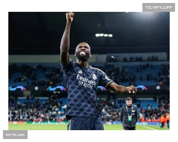 争议瞬间：皇马进球前，巴萨投诉吕迪格对莱万犯规未获判罚